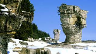 2014-01-14_EN-CA7451066324_The-famous-flowerpots-eroded-limestone-formations-located-on-the-shoreline-of-Flowerpot-Island-Georgian-Bay-in-Fathom-Five-National-Marine-Park-Ontario_1920x10